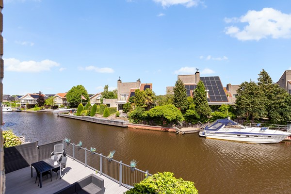 Foto - Verkocht onder voorbehoud: wonen aan het water met luxe, rust en een eigen aanlegsteiger!